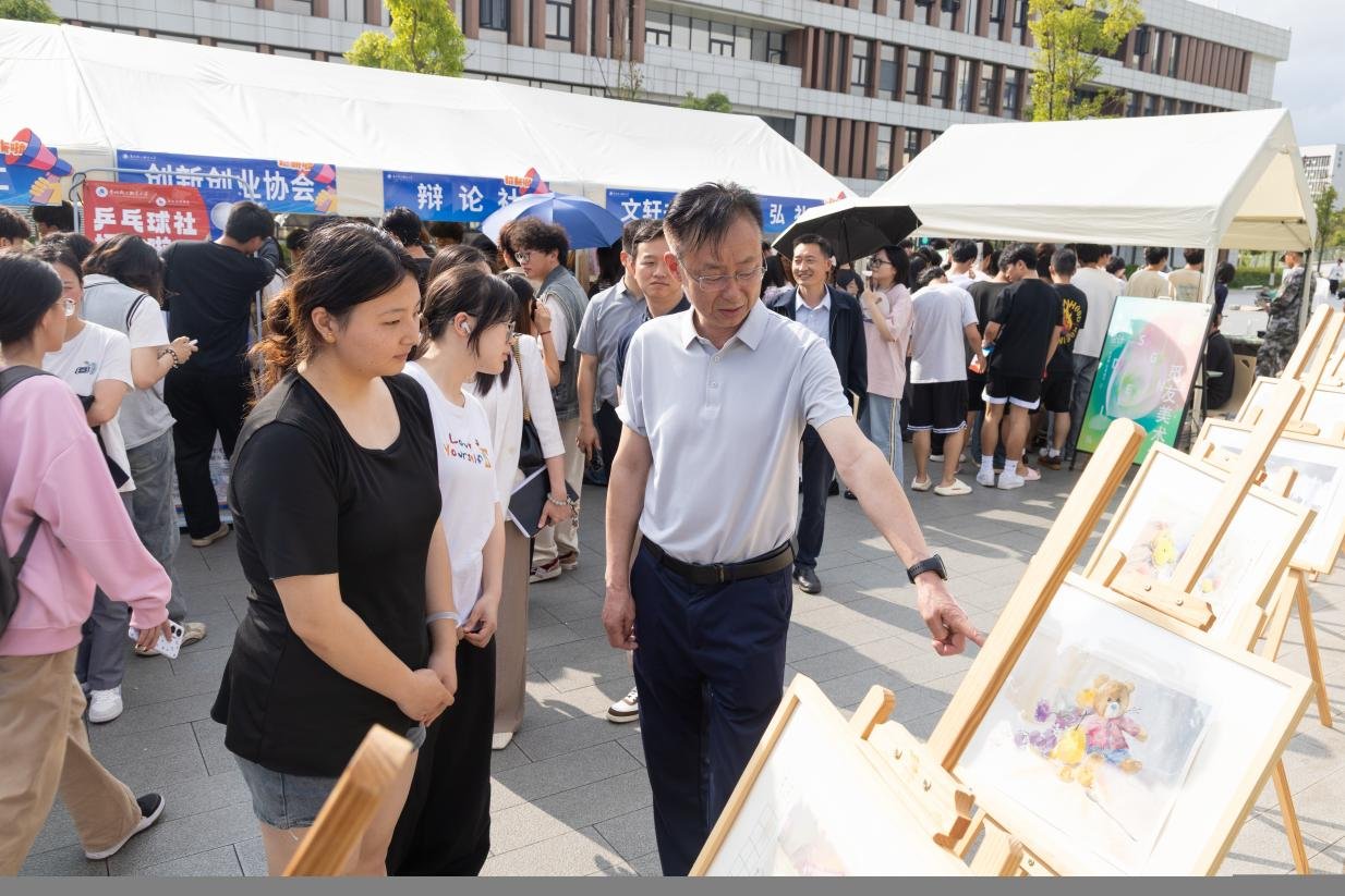 社团市集在校园南大门广场开市