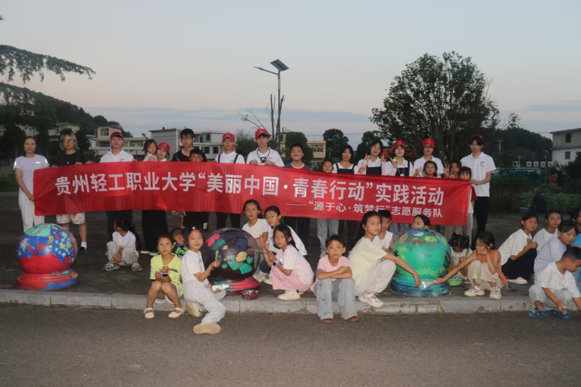 志愿者以伙伴身份和孩子们互动